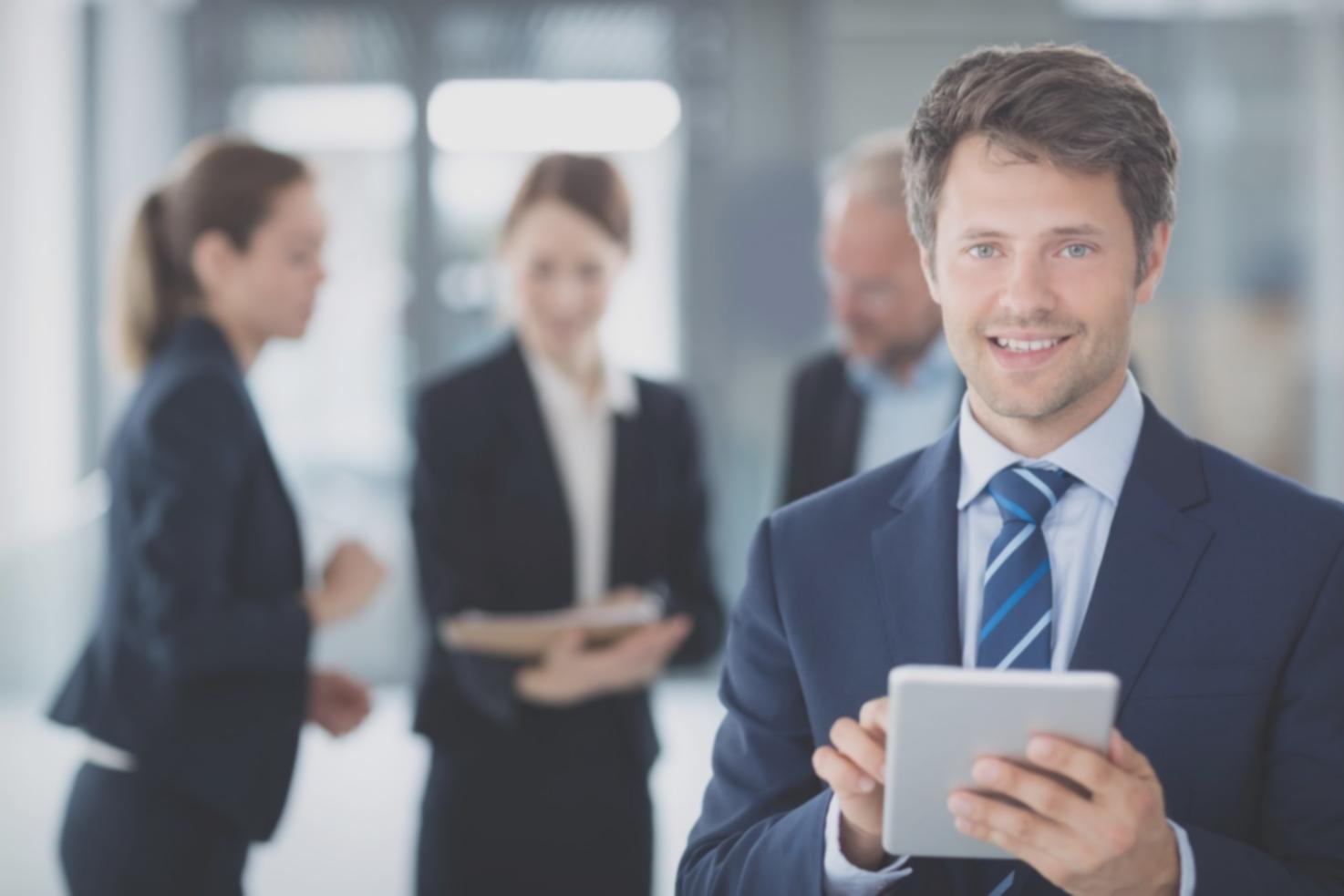 Persona analizando datos financieros en múltiples pantallas